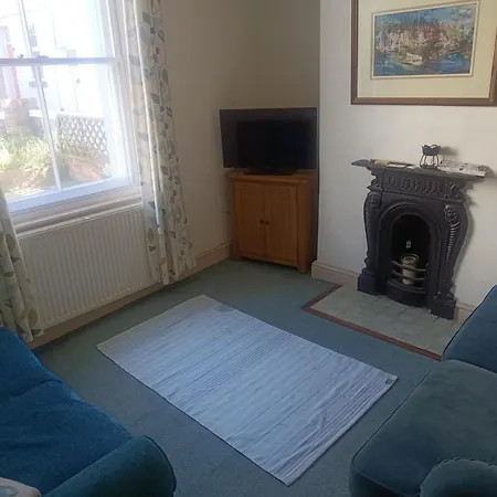 The Blue House - 3 Bed House With Parking Holiday home Scarborough