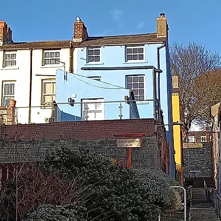 The Blue House - 3 Bed House With Parking Scarborough
