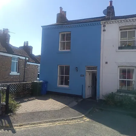 The Blue House - 3 Bed House With Parking * Scarborough