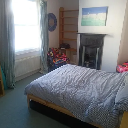 The Blue House - 3 Bed House With Parking