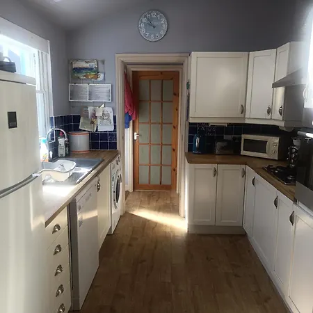 The Blue House - 3 Bed House With Parking בית נופש