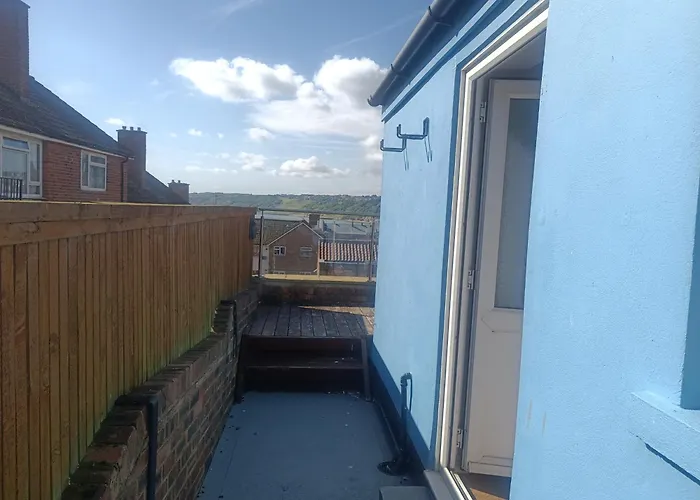 The Blue House - 3 Bed House With Parking Scarborough