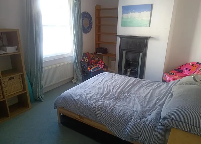 The Blue House - 3 Bed House With Parking