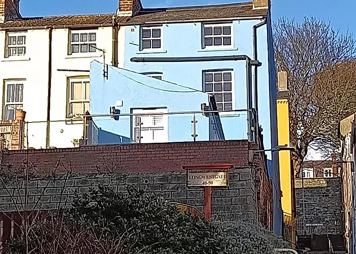 The Blue House - 3 Bed House With Parking Scarborough