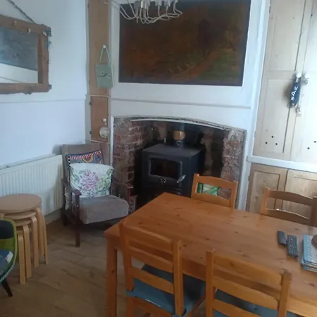 בית נופש The Blue House - 3 Bed House With Parking